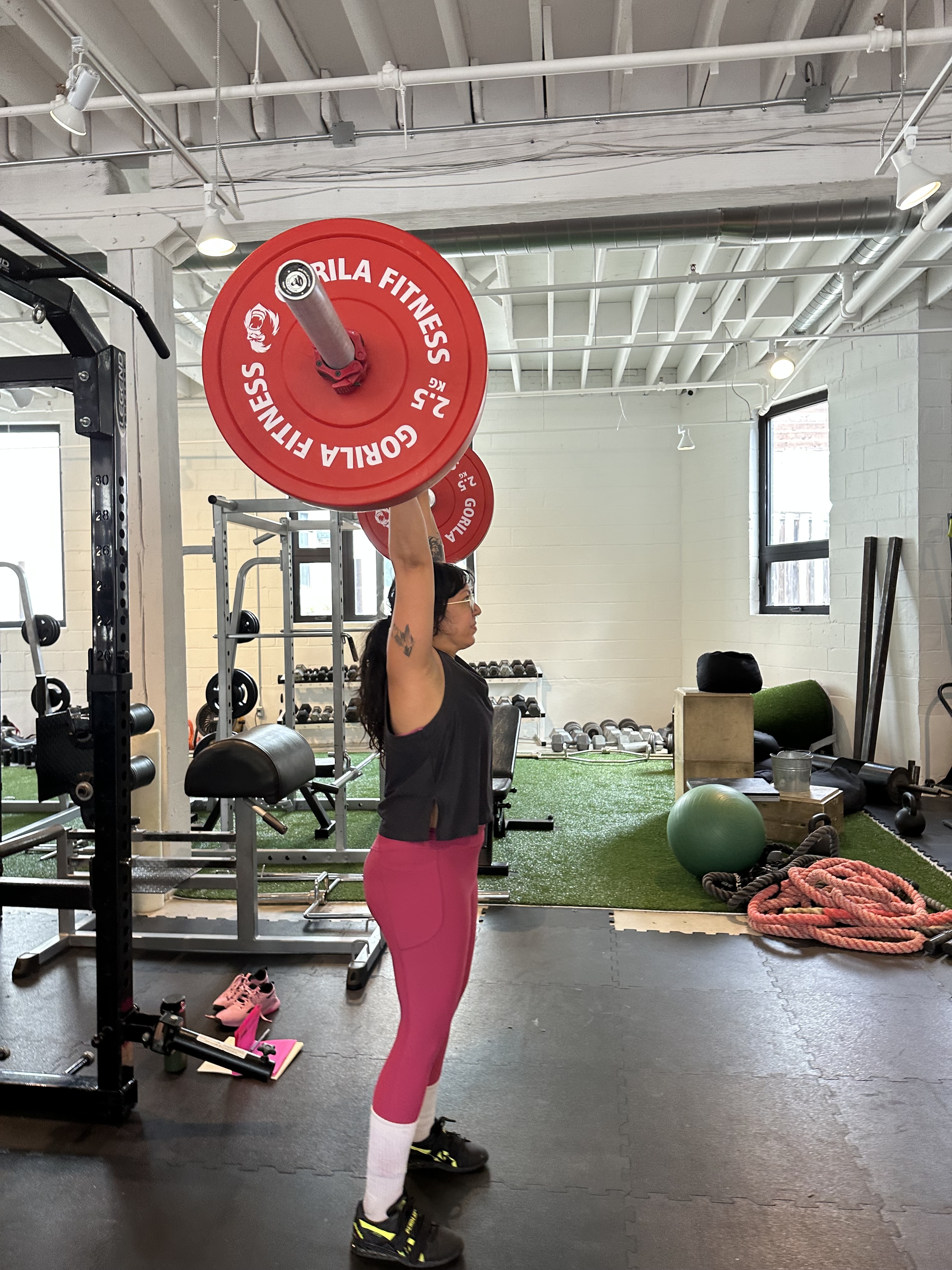 Athlete performing an overhead barbell snatch at GIGSGO